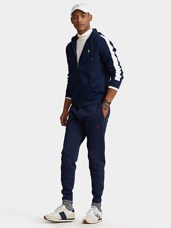 Blue sports pants with logo embroidery - 4