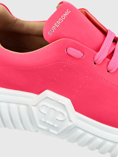 Sports shoes in fuxia with logo accent - 3