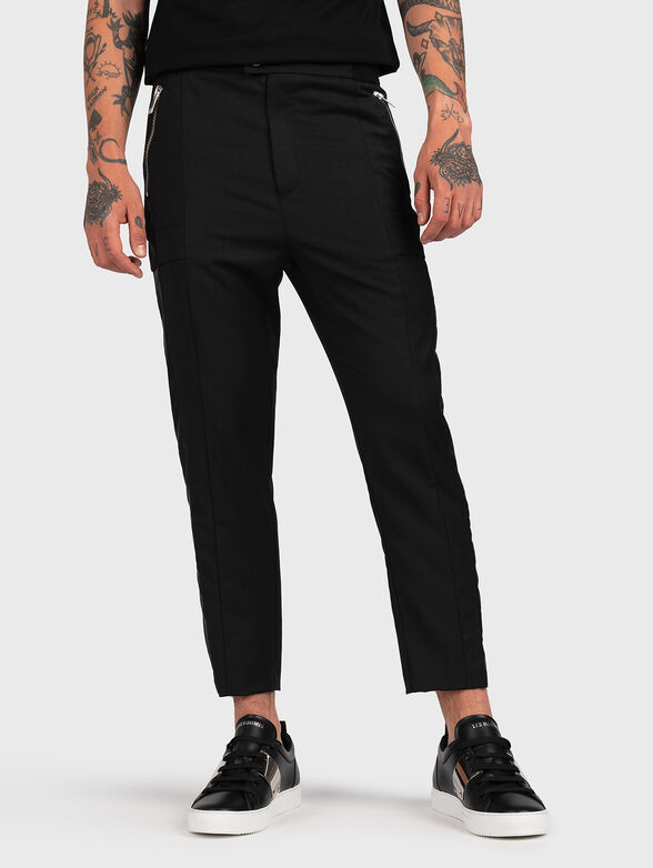 Trousers with pockets and zippers - 1