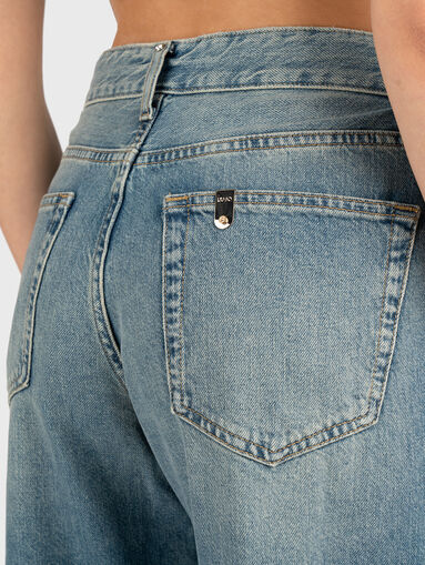 Jeans with high waist and wide legs - 3