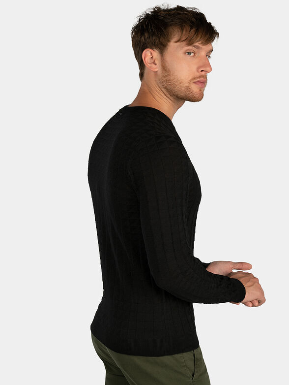 Beige sweater with texture - 3