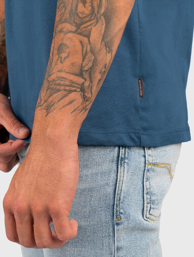 Blue T-shirt with accent print on the back - 3