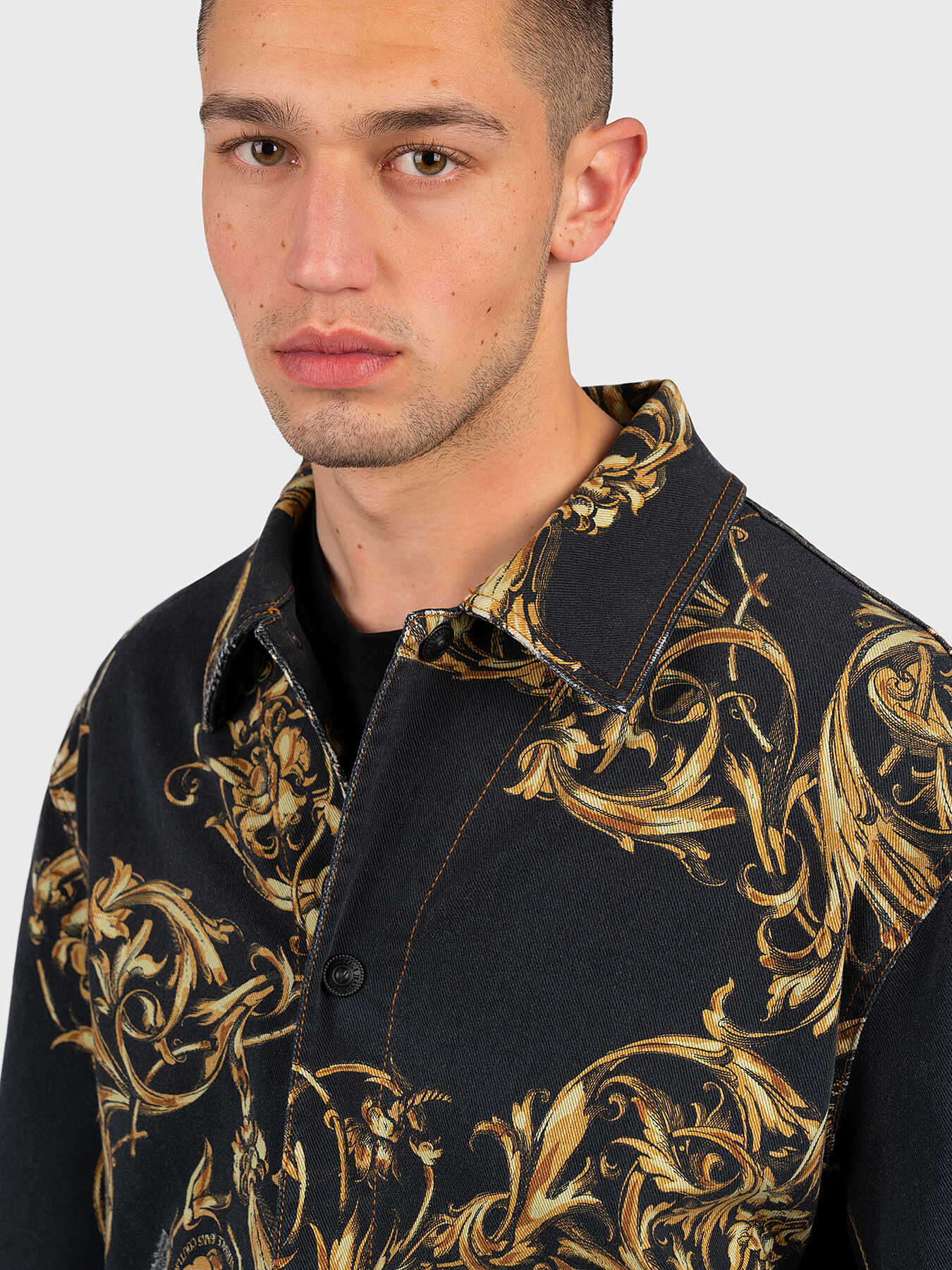 Black denim jacket with baroque print brand VERSACE JEANS COUTURE Globalbrandsstore en