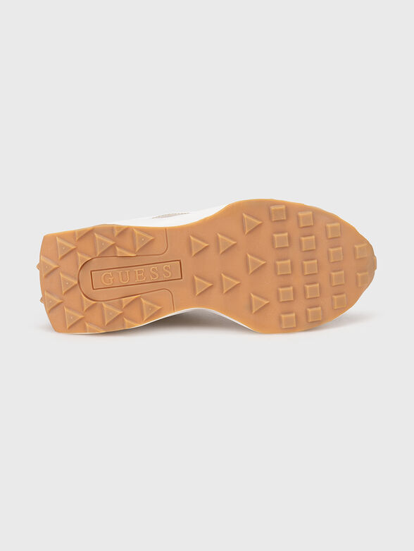 Sports shoes with gold logo accent - 5