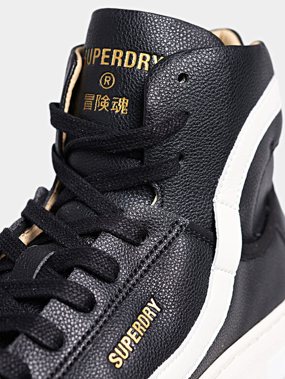 Sports shoes with contrasting stripe - 3