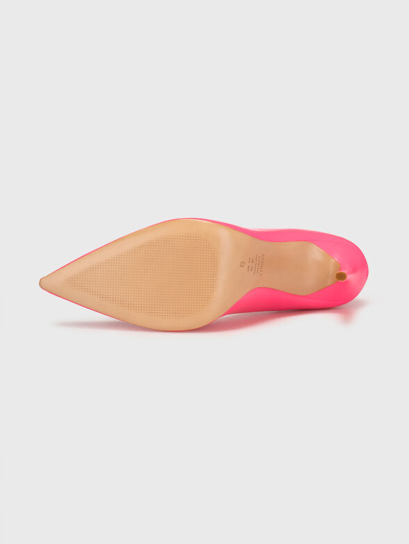 Heeled shoes in beige color - 5