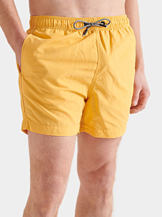 Плажни шорти в жълт цвят - 1