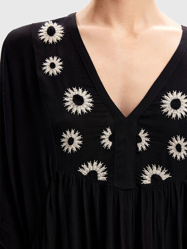 Dress with embroidered elements - 4