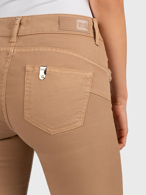 Beige jeans with accents on the pockets - 4