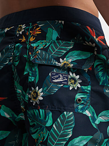 Beach shorts with tropical print - 4