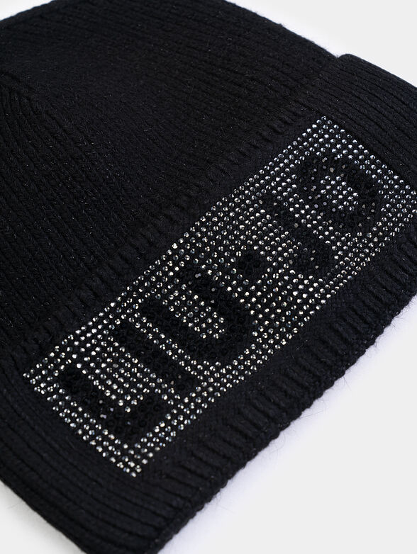 Black knitted hat with logo accent - 2