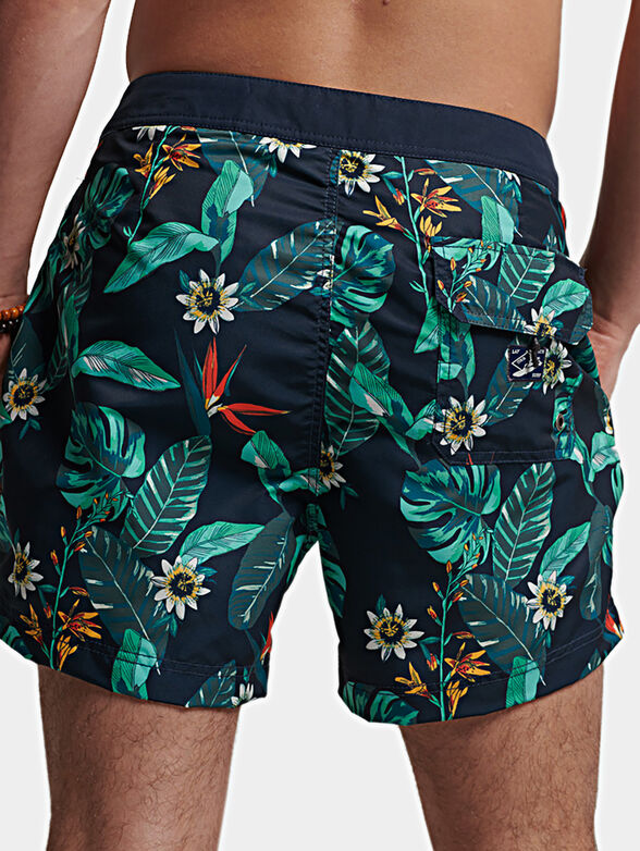 Beach shorts with tropical print - 2