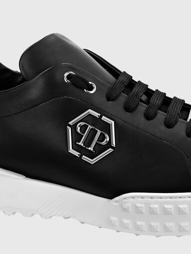 Sports shoes in black with logo accent  - 3