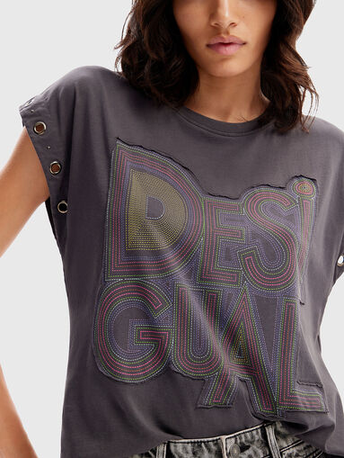 Cotton T-shirt with patch and accent sleeves - 4