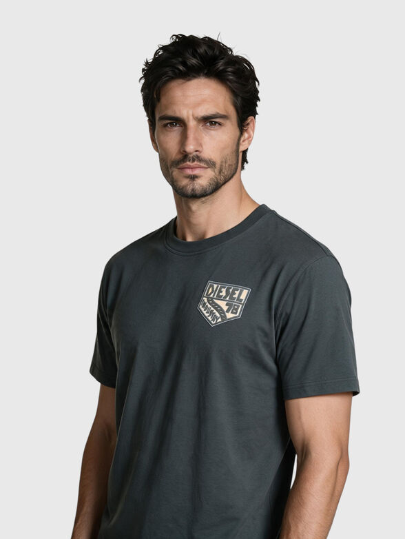 Cotton T-shirt with a round neckline - 4