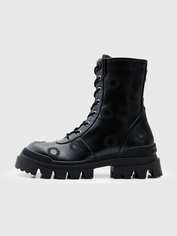 Boots with floral embroidery - 1