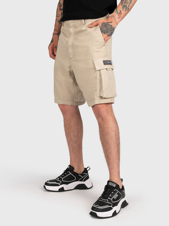 Къси панталони с акцентен джоб с лого в бежов цвят - 1