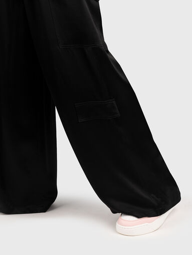 Satin-effect trousers in black  - 4