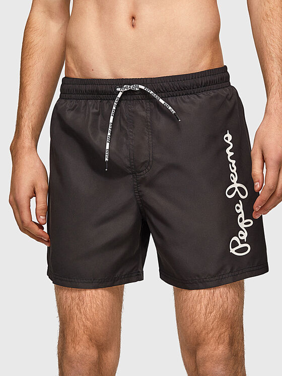 Черни плажни шорти FINNICK с контрастно лого  - 1