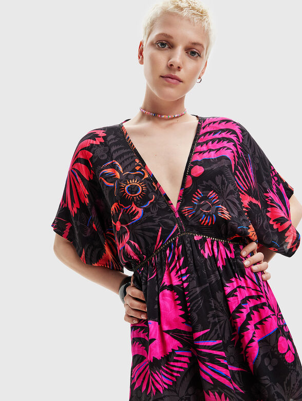 Beach dress with tropical accents - 3