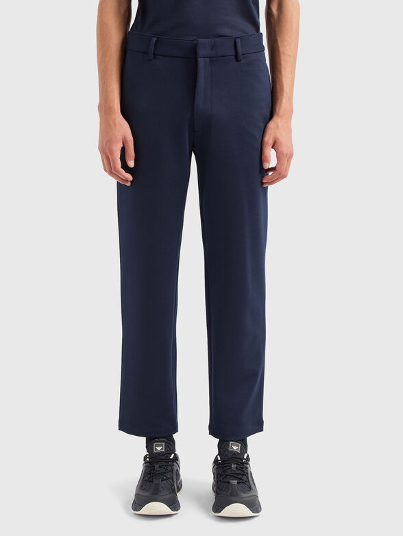 Straight trousers with pockets - 1