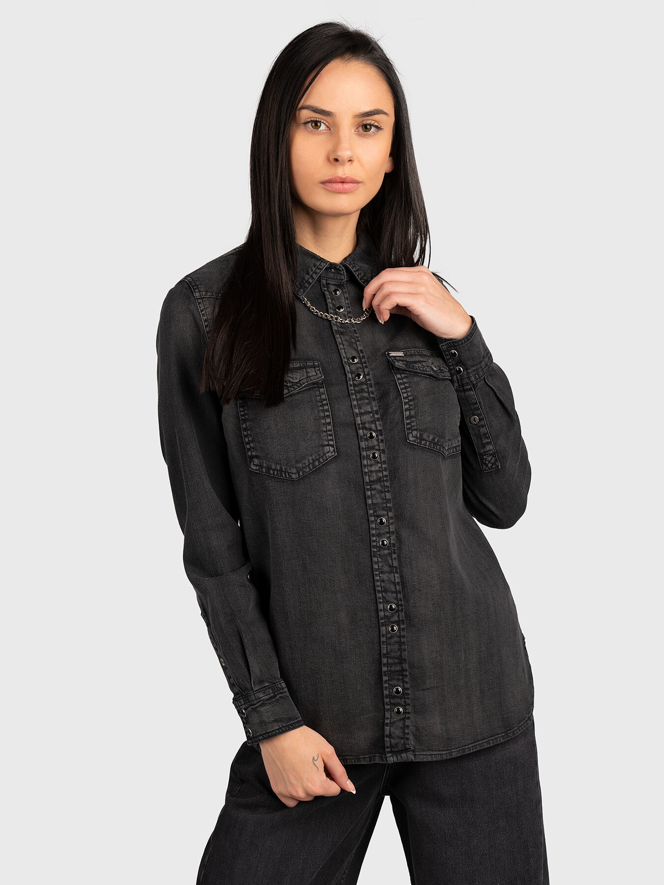 WESTERN CHAIN denim shirt with art details brand GUESS Globalbrandsstore en