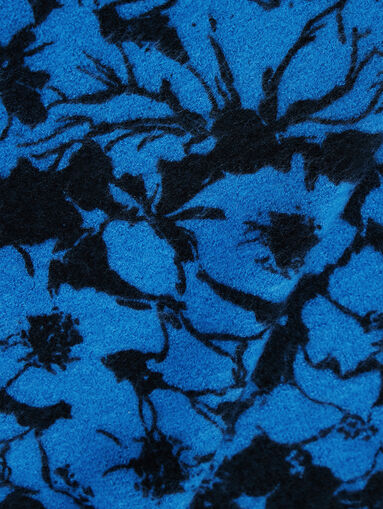 Knitted scarf with floral design - 4