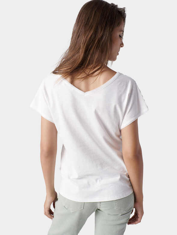 White T-shirt with lace accents - 3