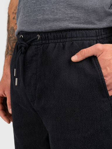 AXEL chino trousers with elastic waist - 4