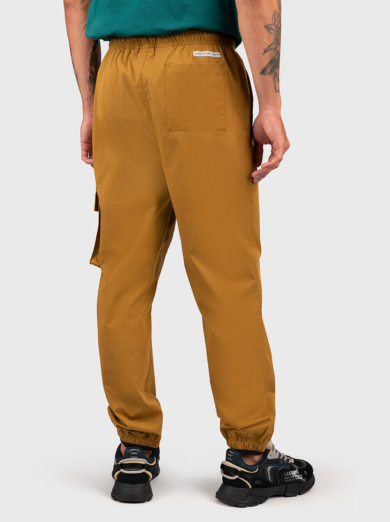 Панталон TURHAL в цвят каки с акцентен джоб - 2