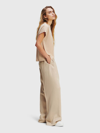 Beige T-shirt with contrasting logo - 5