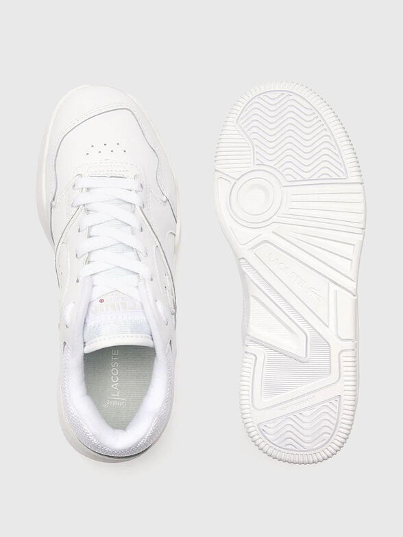 White sports shoes - 6