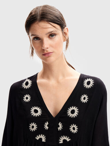 Dress with embroidered elements - 3