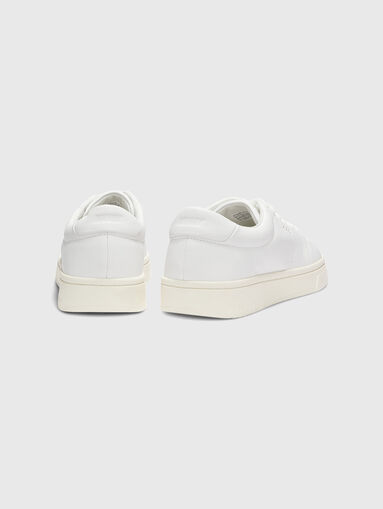 Sneakers with a gold logo  - 4