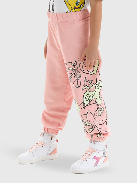Розов спортен панталон с принт - 1
