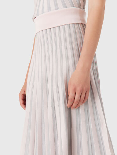 Pleated skirt with slit  - 3