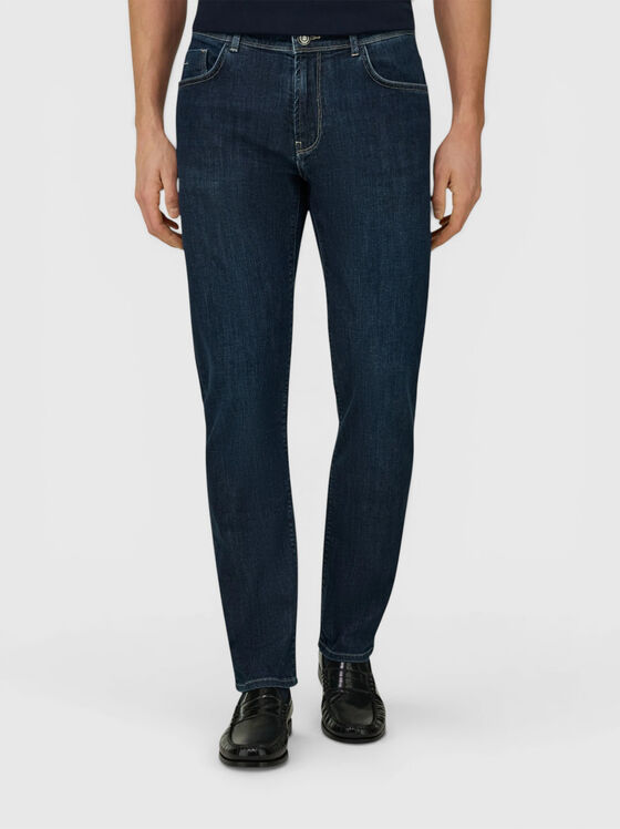 Dark blue jeans with a logo patch - 1