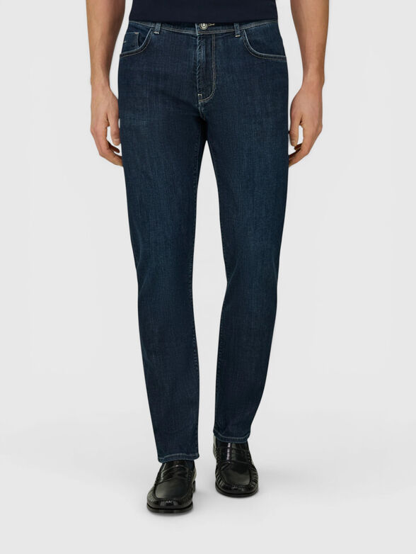 Dark blue jeans with a logo patch - 1