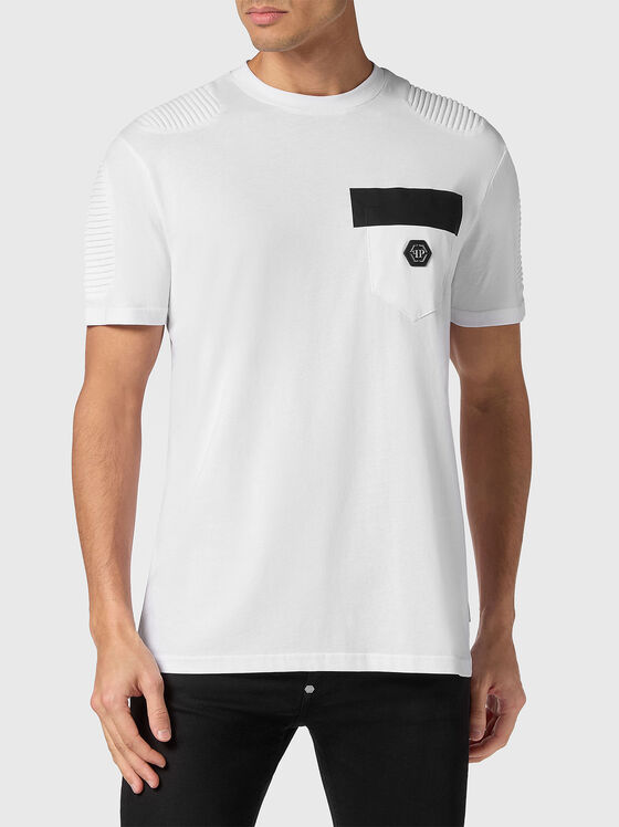 Бяла памучна тениска с акцентен джоб - 1