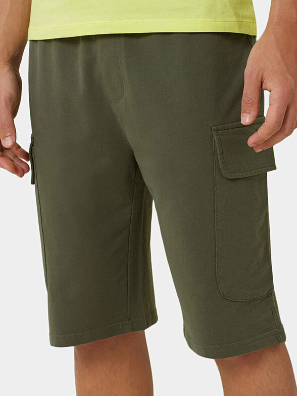 Shorts in green color with pockets - 3