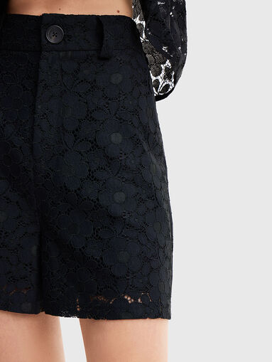 Black shorts with floral embroidery - 3