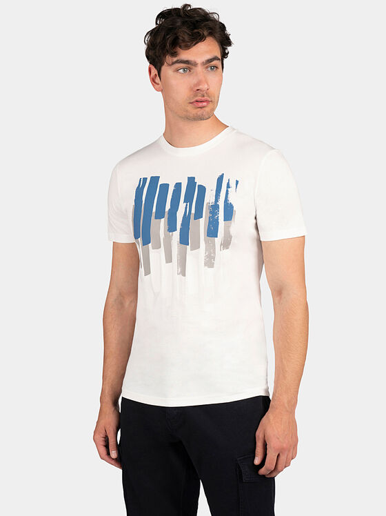 Бяла тениска с многоцветен принт - 1