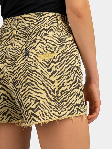 Denim shorts with animal print - 4