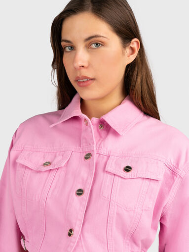 Cropped denim jacket in pink colour - 5