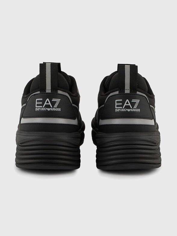 Sports shoes with logo accent - 3