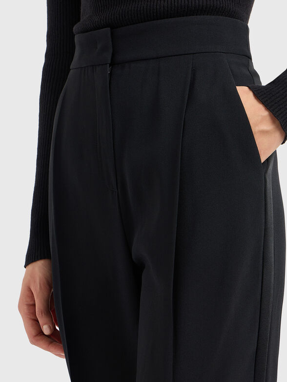 Straight trousers with pocket - 3