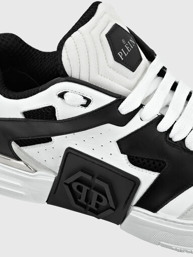 Sports shoes with contrasting elements - 3