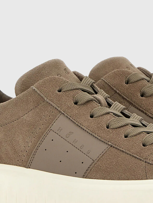 Suede sneakers with a logo - 4