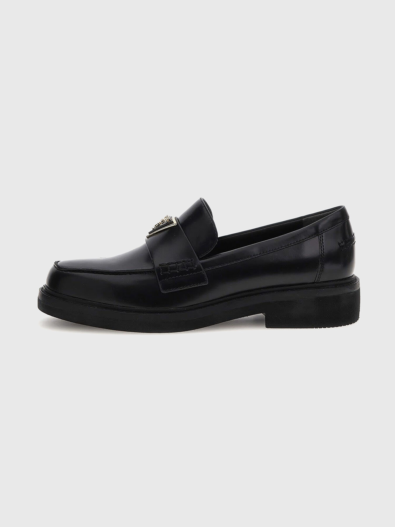 大人気！Guess 三角ロゴプレート ローファー Shatha Amazon.com | GUESS Women's SHATHA Loafer, Black 003, 6