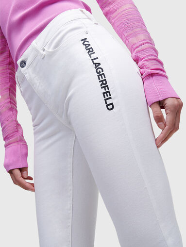 White jeans with contrast logo - 3